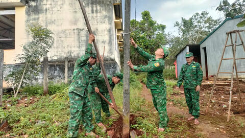 Đồn Biên phòng Ia Chia ra quân giúp đỡ hộ nghèo